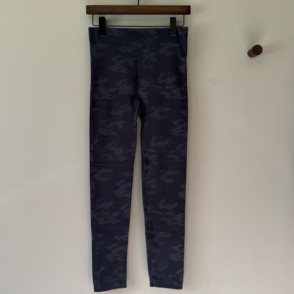 EUC SPANX LOOK AT ME NOW LEGGINGS GRAY CAMO SIZE LARGE - Picture 1 of 6